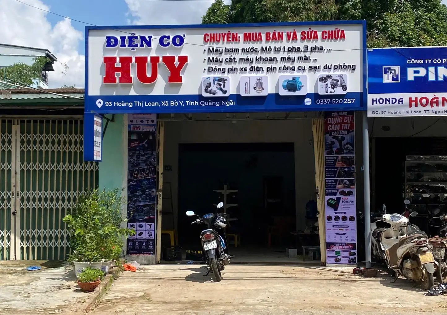 Bảng hiệu alu chữ mica ban ngày tại Bờ Y Ngọc Hồi