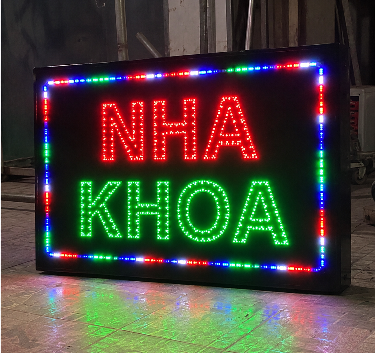 Bảng vẫy LED đuổi nổi bật cho cửa hàng