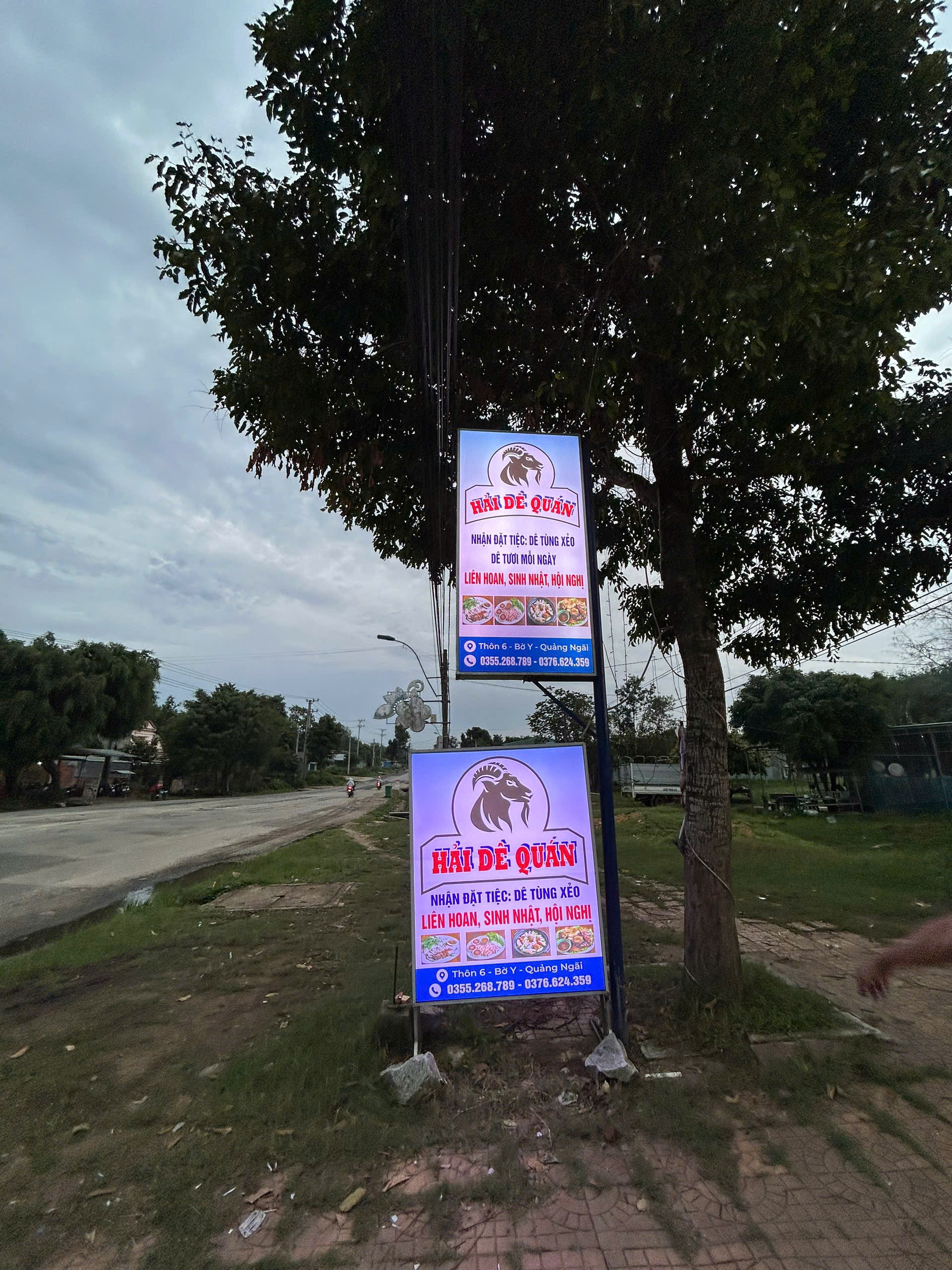Mẫu hộp đèn bạt quán ăn tại Ngọc Hồi