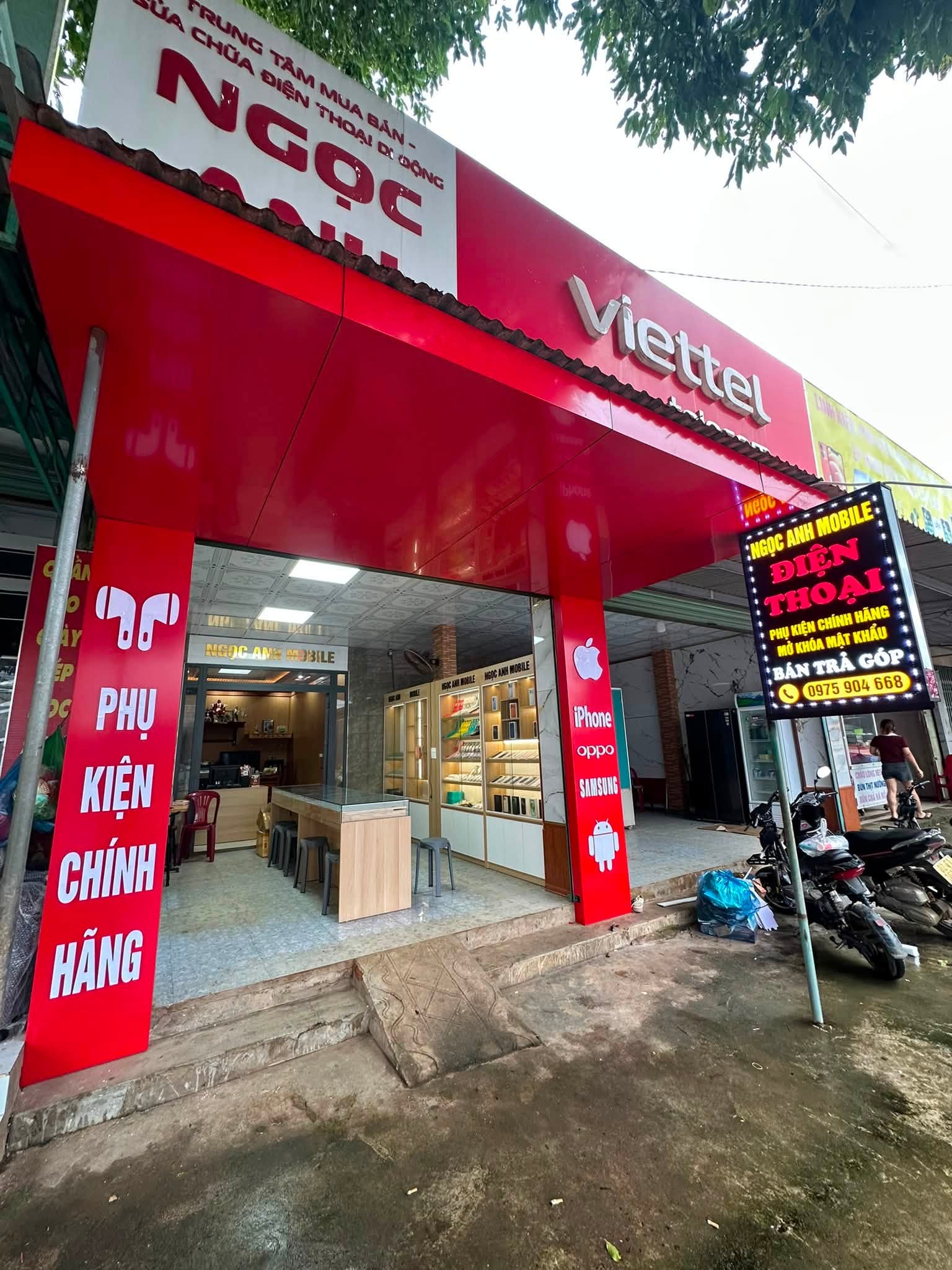 Hoàn thiện mặt tiền cửa hàng điện thoại Bờ Y